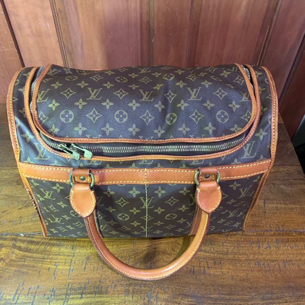 SOLD!!!   AUTHENTIC LOUIS VUITTON VINTAGE MONO SAC DEMI SOUPLE